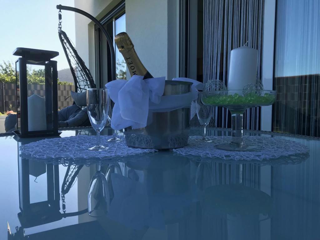 Hedonist-Luxury 2 Bedroom Apartment With Private Hot Tub, Garden And Free Parking Trogir Ngoại thất bức ảnh