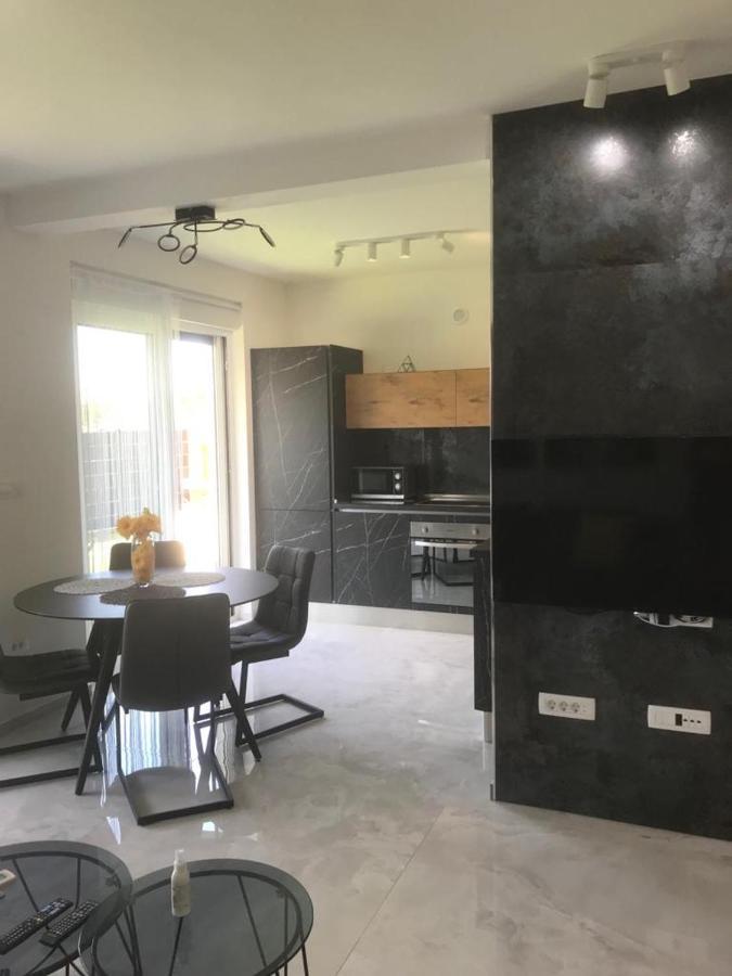 Hedonist-Luxury 2 Bedroom Apartment With Private Hot Tub, Garden And Free Parking Trogir Ngoại thất bức ảnh