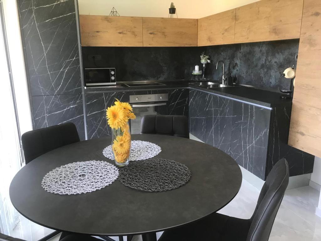 Hedonist-Luxury 2 Bedroom Apartment With Private Hot Tub, Garden And Free Parking Trogir Ngoại thất bức ảnh