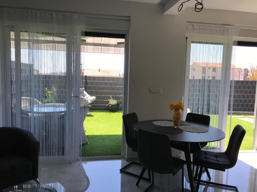 Hedonist-Luxury 2 Bedroom Apartment With Private Hot Tub, Garden And Free Parking Trogir Ngoại thất bức ảnh