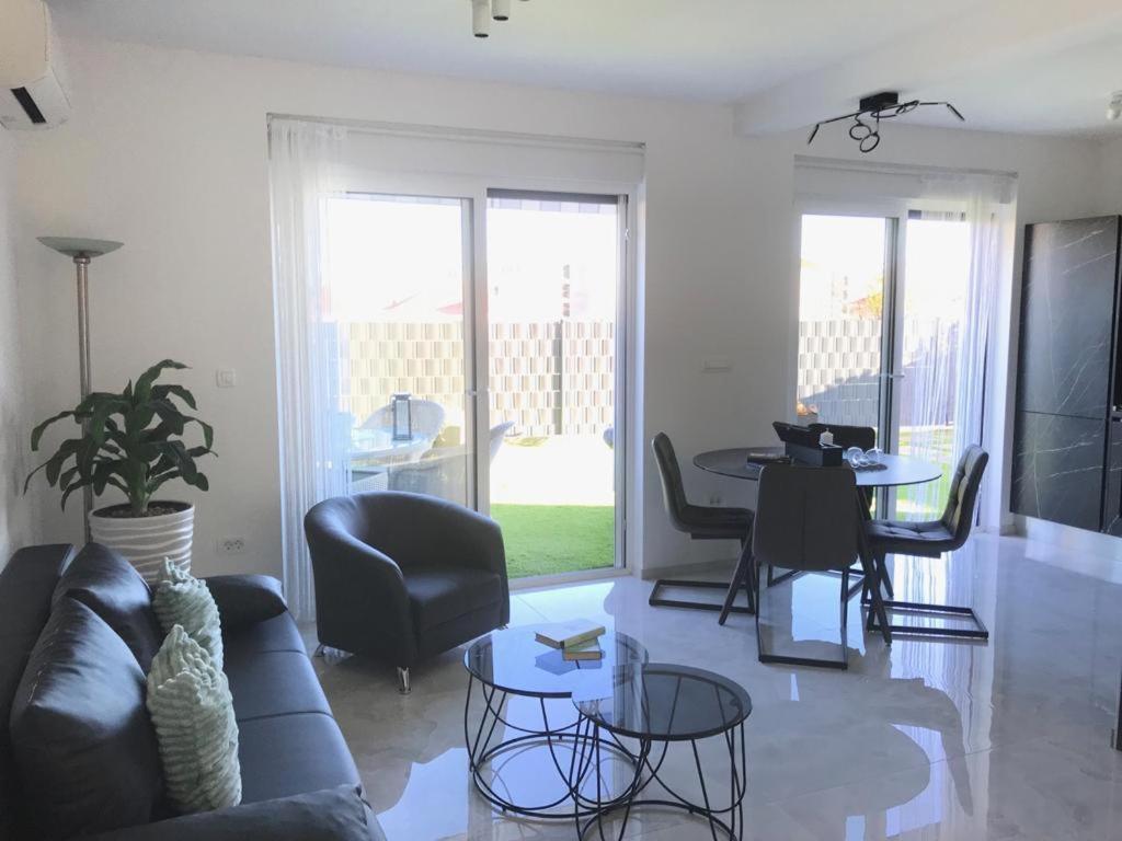 Hedonist-Luxury 2 Bedroom Apartment With Private Hot Tub, Garden And Free Parking Trogir Ngoại thất bức ảnh