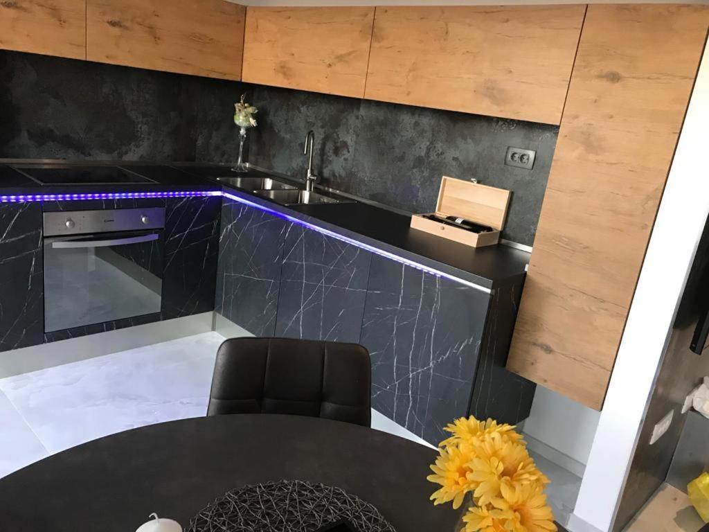 Hedonist-Luxury 2 Bedroom Apartment With Private Hot Tub, Garden And Free Parking Trogir Ngoại thất bức ảnh