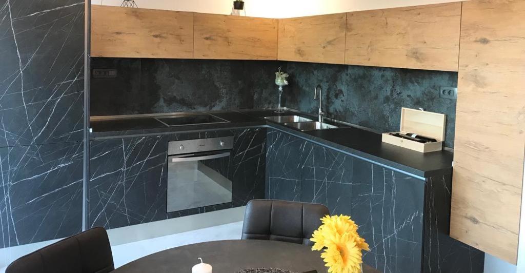 Hedonist-Luxury 2 Bedroom Apartment With Private Hot Tub, Garden And Free Parking Trogir Ngoại thất bức ảnh