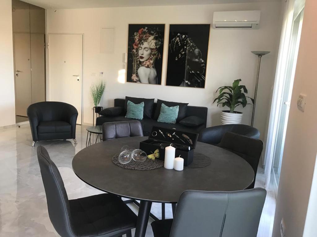 Hedonist-Luxury 2 Bedroom Apartment With Private Hot Tub, Garden And Free Parking Trogir Ngoại thất bức ảnh