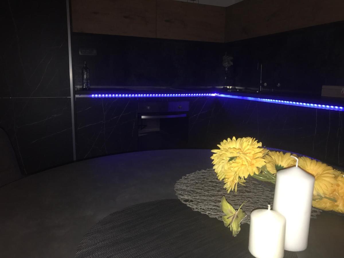 Hedonist-Luxury 2 Bedroom Apartment With Private Hot Tub, Garden And Free Parking Trogir Ngoại thất bức ảnh