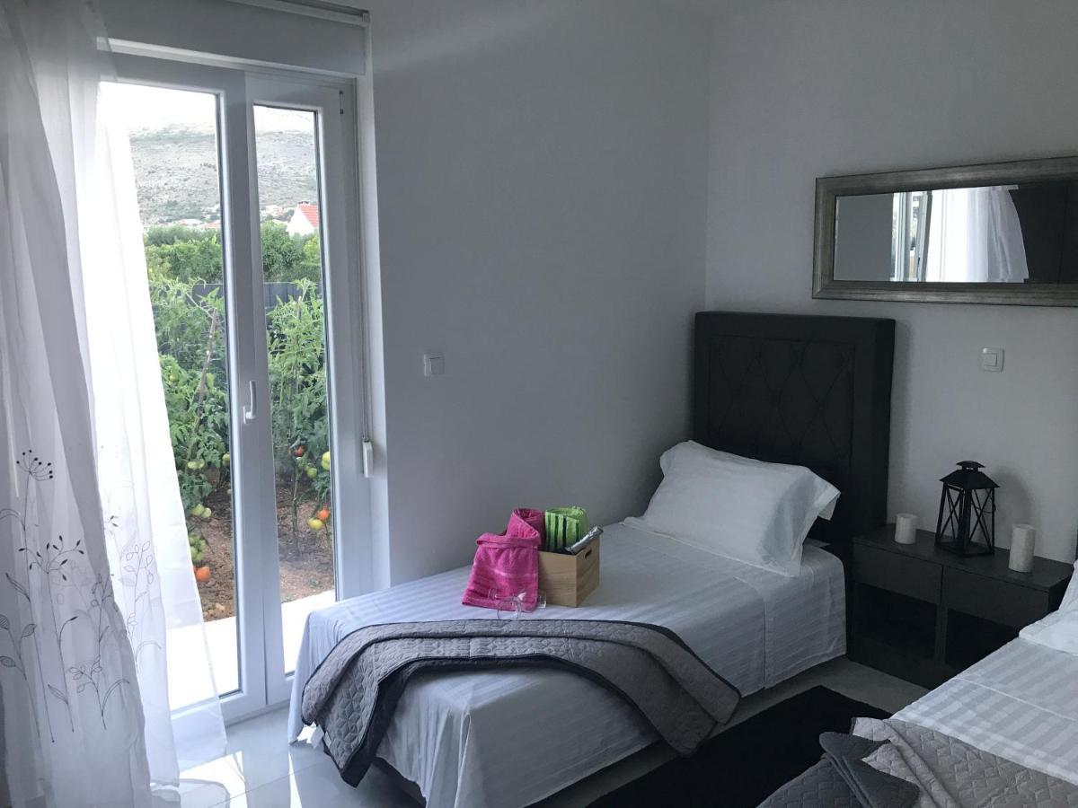 Hedonist-Luxury 2 Bedroom Apartment With Private Hot Tub, Garden And Free Parking Trogir Ngoại thất bức ảnh