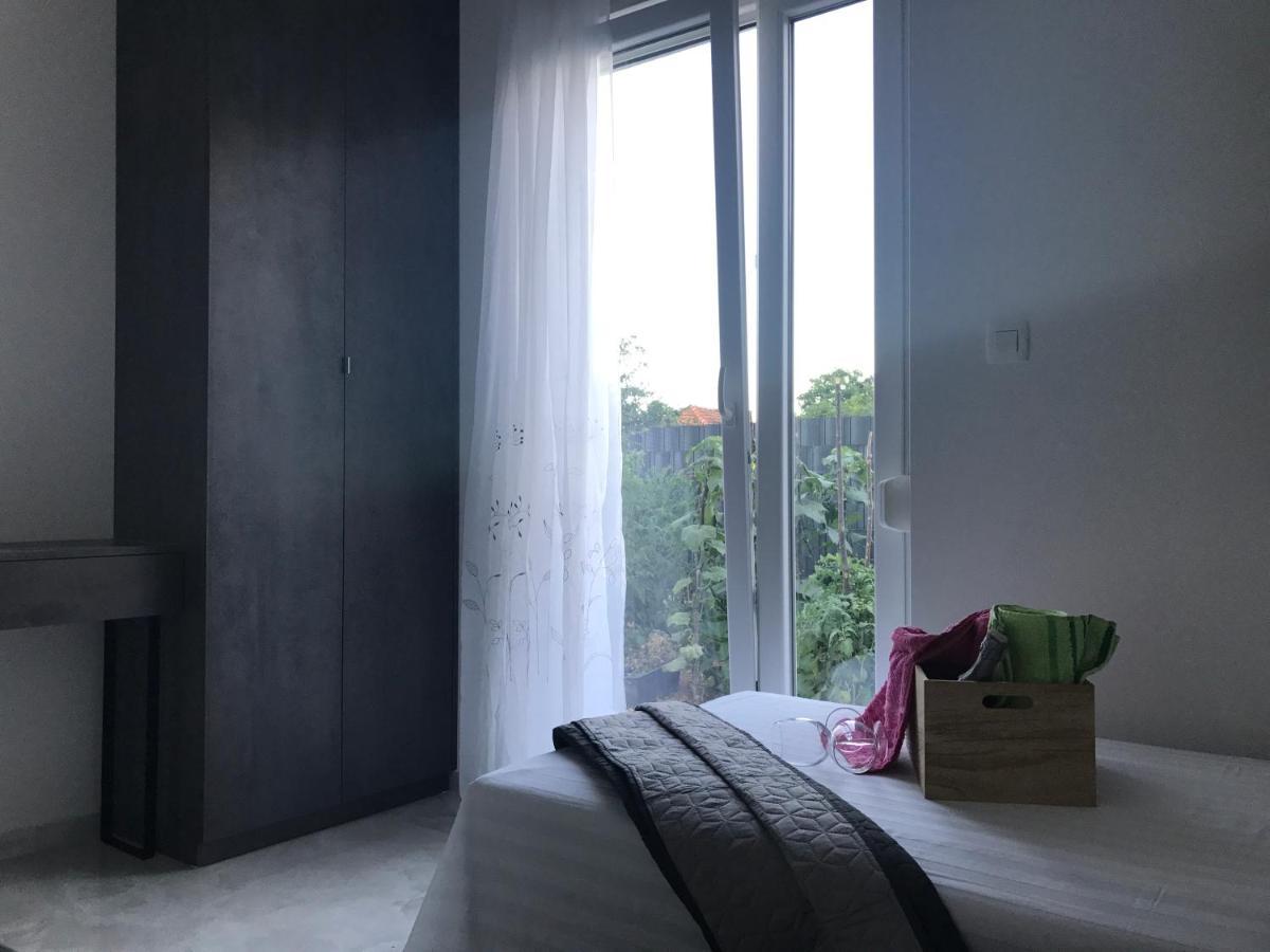 Hedonist-Luxury 2 Bedroom Apartment With Private Hot Tub, Garden And Free Parking Trogir Ngoại thất bức ảnh