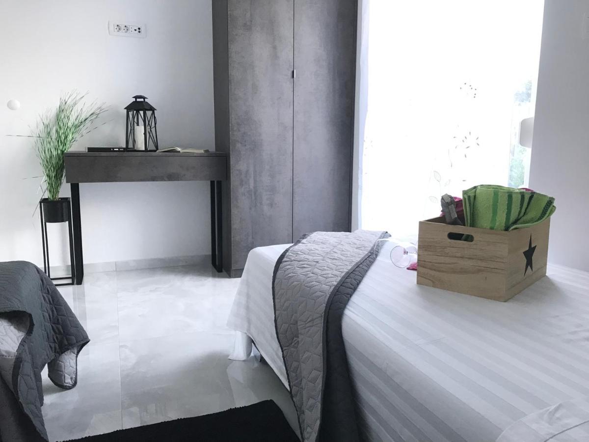 Hedonist-Luxury 2 Bedroom Apartment With Private Hot Tub, Garden And Free Parking Trogir Ngoại thất bức ảnh