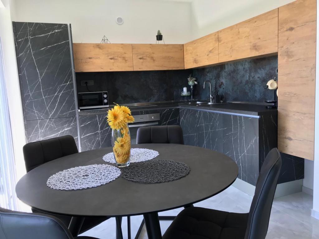 Hedonist-Luxury 2 Bedroom Apartment With Private Hot Tub, Garden And Free Parking Trogir Ngoại thất bức ảnh