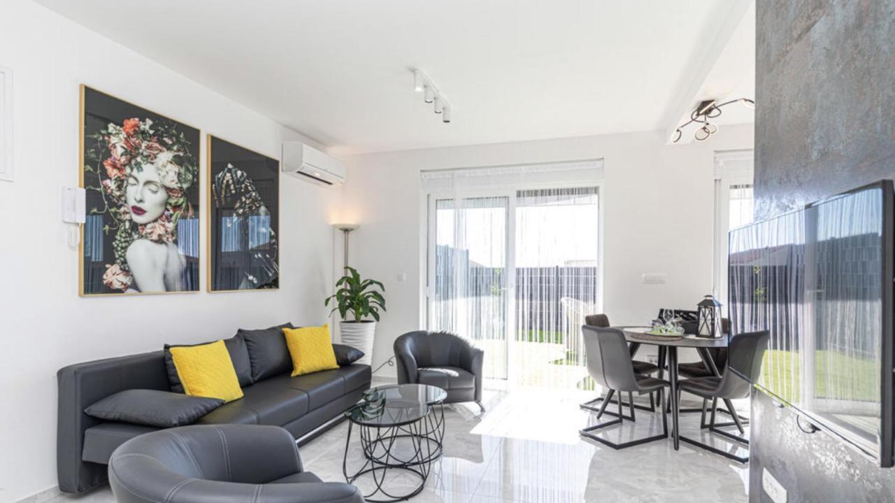 Hedonist-Luxury 2 Bedroom Apartment With Private Hot Tub, Garden And Free Parking Trogir Ngoại thất bức ảnh
