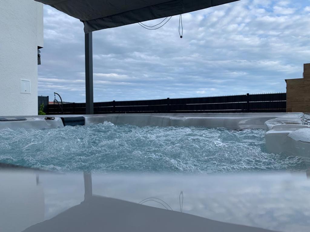 Hedonist-Luxury 2 Bedroom Apartment With Private Hot Tub, Garden And Free Parking Trogir Ngoại thất bức ảnh