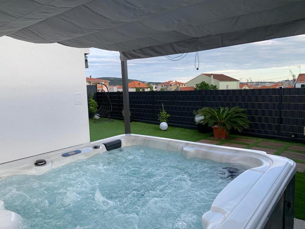 Hedonist-Luxury 2 Bedroom Apartment With Private Hot Tub, Garden And Free Parking Trogir Ngoại thất bức ảnh