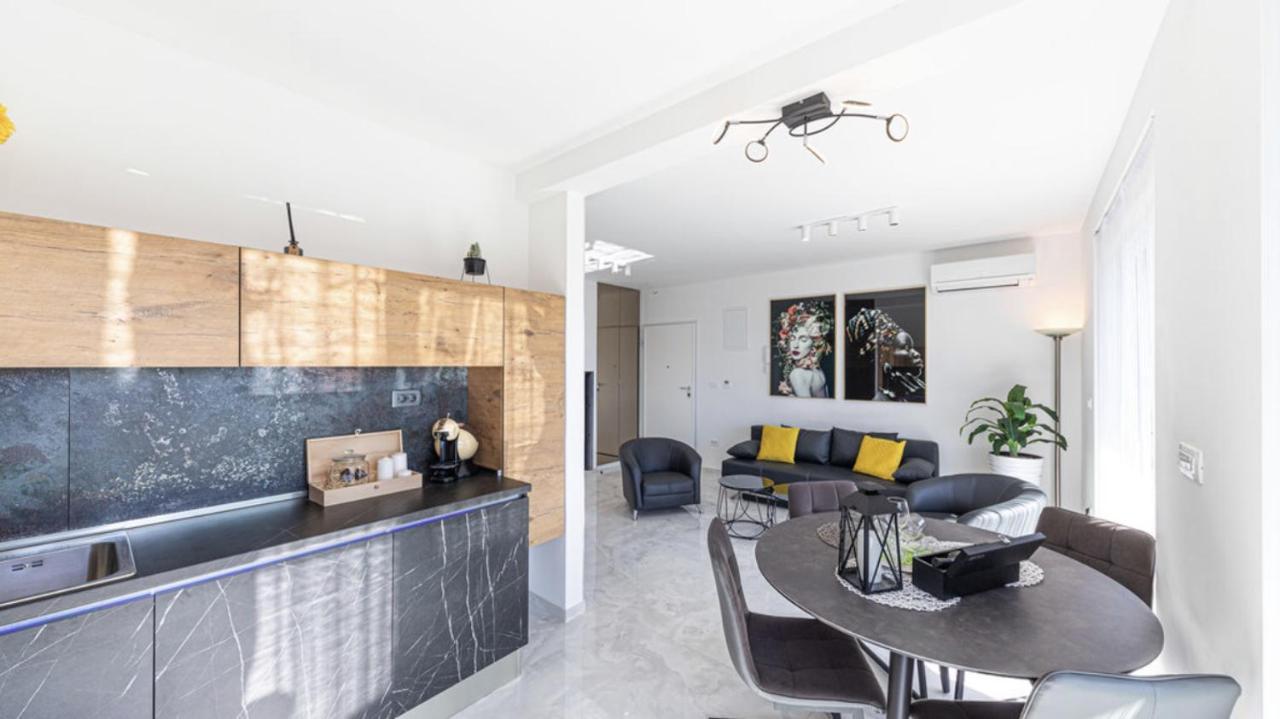 Hedonist-Luxury 2 Bedroom Apartment With Private Hot Tub, Garden And Free Parking Trogir Ngoại thất bức ảnh