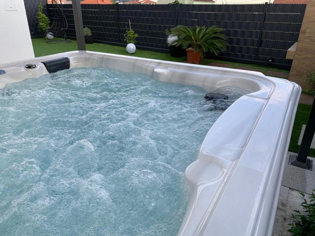 Hedonist-Luxury 2 Bedroom Apartment With Private Hot Tub, Garden And Free Parking Trogir Ngoại thất bức ảnh