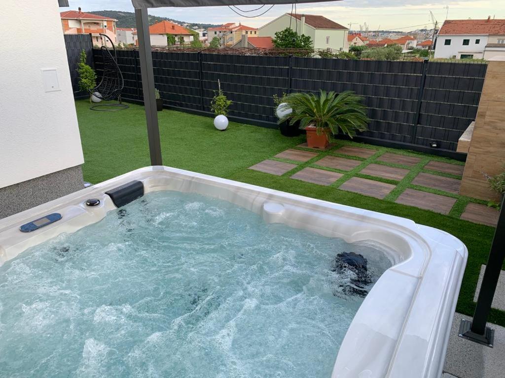 Hedonist-Luxury 2 Bedroom Apartment With Private Hot Tub, Garden And Free Parking Trogir Ngoại thất bức ảnh