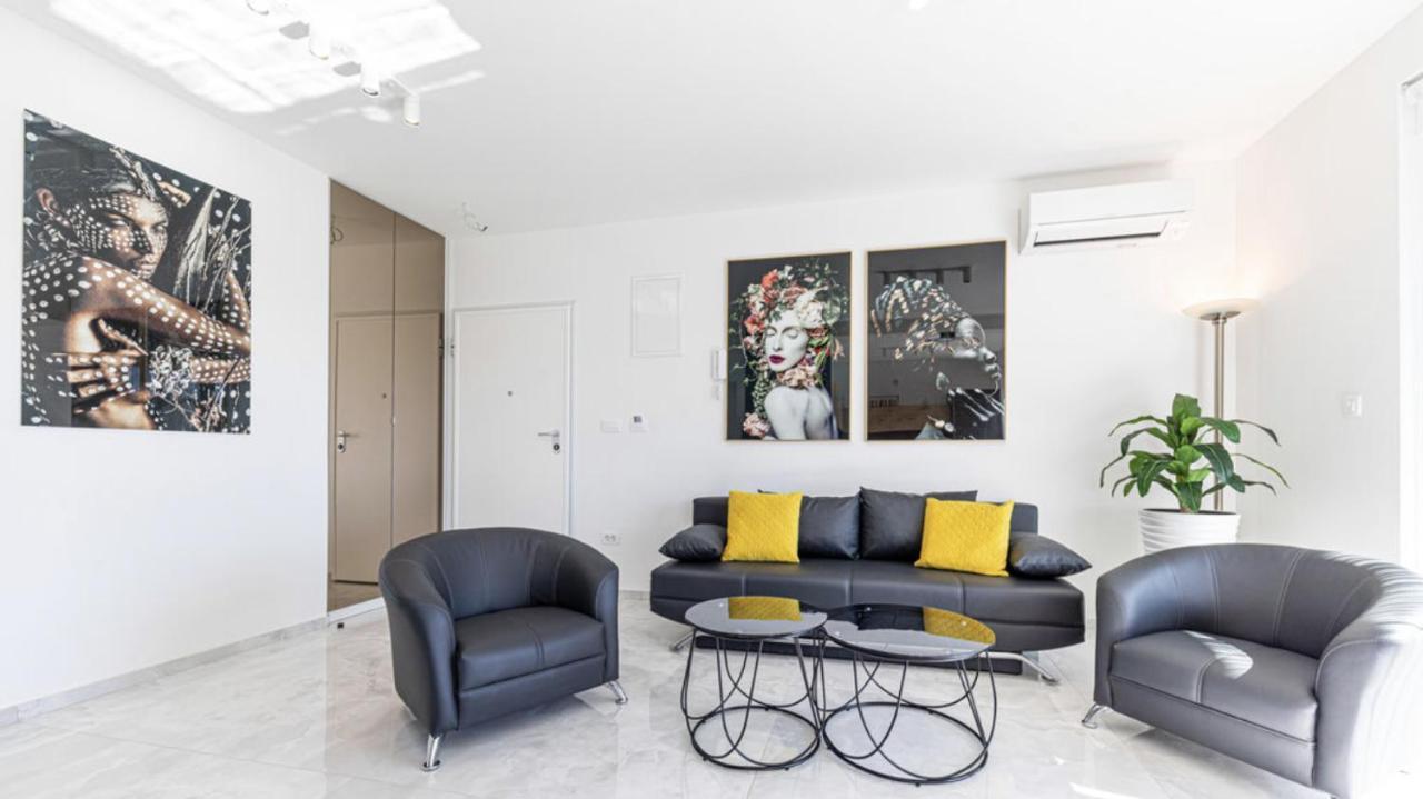 Hedonist-Luxury 2 Bedroom Apartment With Private Hot Tub, Garden And Free Parking Trogir Ngoại thất bức ảnh