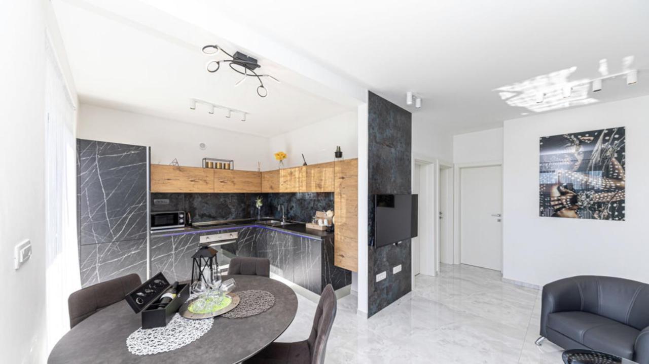 Hedonist-Luxury 2 Bedroom Apartment With Private Hot Tub, Garden And Free Parking Trogir Ngoại thất bức ảnh