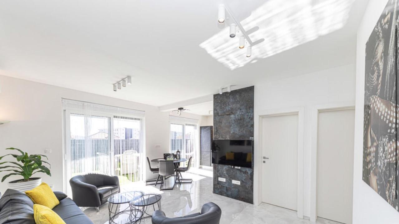 Hedonist-Luxury 2 Bedroom Apartment With Private Hot Tub, Garden And Free Parking Trogir Ngoại thất bức ảnh