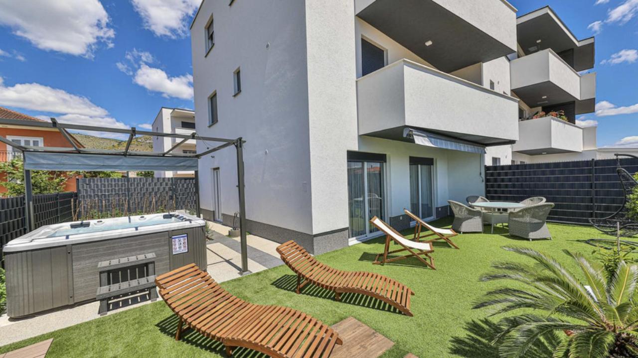 Hedonist-Luxury 2 Bedroom Apartment With Private Hot Tub, Garden And Free Parking Trogir Ngoại thất bức ảnh
