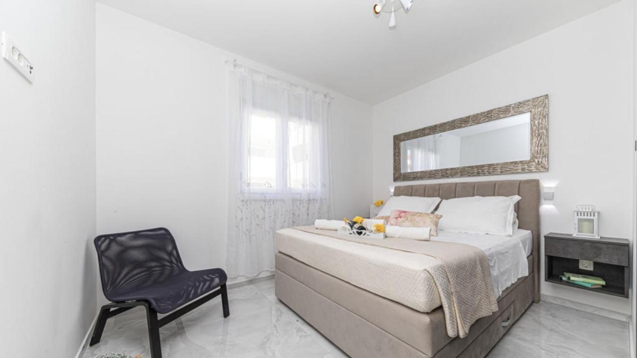 Hedonist-Luxury 2 Bedroom Apartment With Private Hot Tub, Garden And Free Parking Trogir Ngoại thất bức ảnh