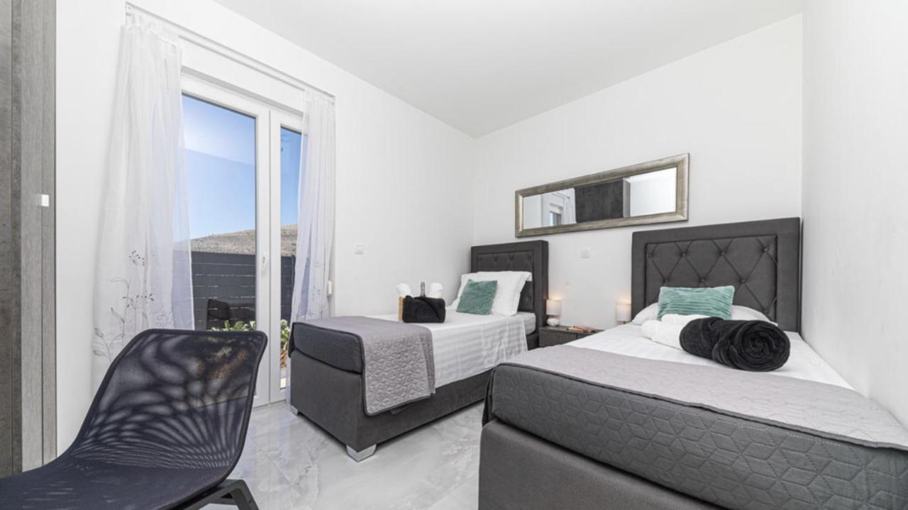 Hedonist-Luxury 2 Bedroom Apartment With Private Hot Tub, Garden And Free Parking Trogir Ngoại thất bức ảnh