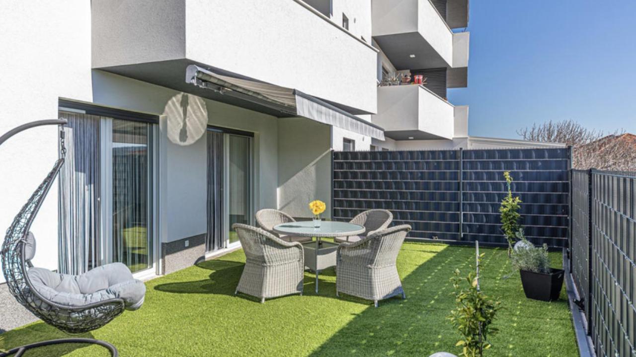 Hedonist-Luxury 2 Bedroom Apartment With Private Hot Tub, Garden And Free Parking Trogir Ngoại thất bức ảnh